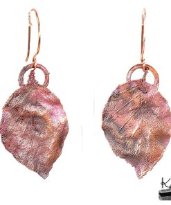 Paire de boucles d'oreilles pendantes "Neirin" du Trésor des Korriganes, fabriquées artisanalement en France à partir d'une véritable feuille de hêtre naturelle électroformée en cuivre patiné, d'une longueur de 6 cm.