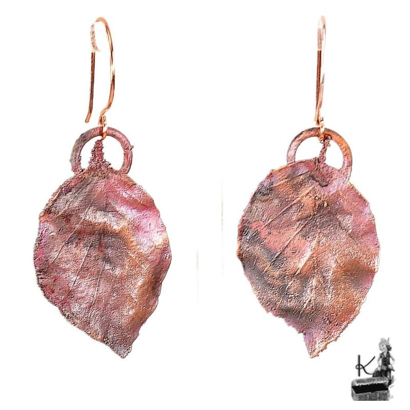 Paire de boucles d'oreilles pendantes "Neirin" du Trésor des Korriganes, fabriquées artisanalement en France à partir d'une véritable feuille de hêtre naturelle électroformée en cuivre patiné, d'une longueur de 6 cm.