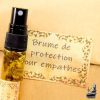 Flacon spray de 10 ml de brume de protection énergétique pour personnes empathes aux huiles essentielles de patchouli et de rue.
