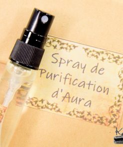 Flacon spray de 10 ml de brume de purification d'aura aux huiles essentielles, brins de sauge et cristal de quartz.