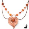 Collier artisanal Alvyn en cuivre électro-formé avec une véritable feuille de tilleul et une pierre de cornaline par Le Trésor des Korriganes.