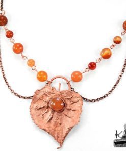 Collier artisanal Alvyn en cuivre électro-formé avec une véritable feuille de tilleul et une pierre de cornaline par Le Trésor des Korriganes.