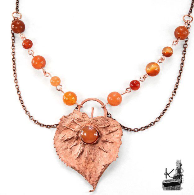 Collier artisanal Alvyn en cuivre électro-formé avec une véritable feuille de tilleul et une pierre de cornaline par Le Trésor des Korriganes.