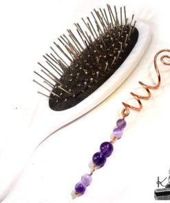 Épingle à cheveux spirale artisanale en cuivre de style celtique ornée de perles d'améthyste du Trésor des Korriganes.