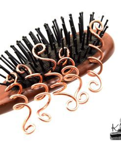 Lot de 5 épingles à cheveux spirales en cuivre façonné à la main par Le Trésor des Korriganes, accessoire de coiffure celtique artisanal.