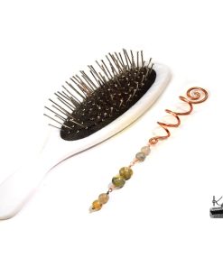 Épingle à cheveux spirale artisanale en cuivre de style celtique ornée de perles de labradorite aux reflets irisés du Trésor des Korriganes.