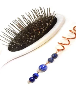 Épingle à cheveux spirale artisanale en cuivre de style celtique ornée de perles de lapis-lazuli aux éclats bleus du Trésor des Korriganes.