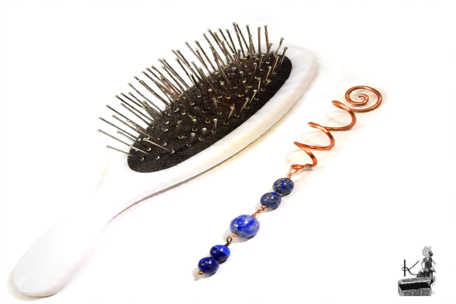 Épingle à cheveux spirale artisanale en cuivre de style celtique ornée de perles de lapis-lazuli aux éclats bleus du Trésor des Korriganes.