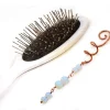Épingle à cheveux spirale artisanale en cuivre de style celtique ornée de perles d'opalite aux reflets nacrés du Trésor des Korriganes.