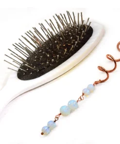 Épingle à cheveux spirale artisanale en cuivre de style celtique ornée de perles d'opalite aux reflets nacrés du Trésor des Korriganes.