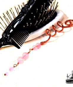 Épingle à cheveux spirale artisanale en cuivre de style celtique ornée de perles de quartz rose du Trésor des Korriganes.