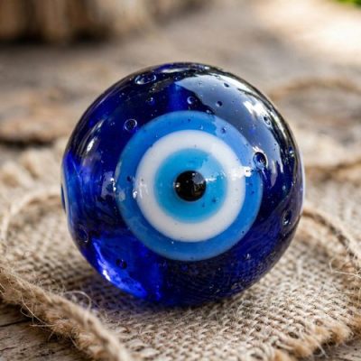 Gros plan sur une perle en verre bleu Nazar Boncuk, talisman traditionnel turc de protection contre le mauvais œil