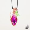 Pendentif artisanal Chimera en cristal tchèque avec travail de wire wrapping en cuivre naturel et ornements floraux.