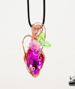 Pendentif artisanal Chimera en cristal tchèque avec travail de wire wrapping en cuivre naturel et ornements floraux.