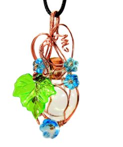 Pendentif fiole de potion Ligeia en fil de cuivre wire wrapping avec des fleurs en verre, bijou artisanal féérique.