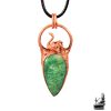 Pendentif "Odette" du Trésor des Korriganes, bijou artisanal de 5 cm de haut composé d'une pierre d'amazonite et d'un cygne sculpté en électroformage.