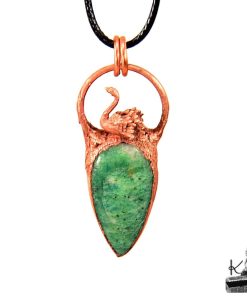 Pendentif "Odette" du Trésor des Korriganes, bijou artisanal de 5 cm de haut composé d'une pierre d'amazonite et d'un cygne sculpté en électroformage.