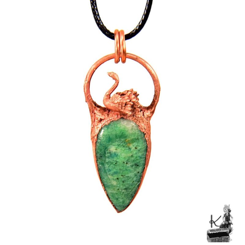 Pendentif "Odette" du Trésor des Korriganes, bijou artisanal de 5 cm de haut composé d'une pierre d'amazonite et d'un cygne sculpté en électroformage.