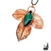 Pendentif sautoir artisanal en cuivre électroforming et agate rubanée avec une véritable feuille de rosier par Le Trésor des Korriganes.