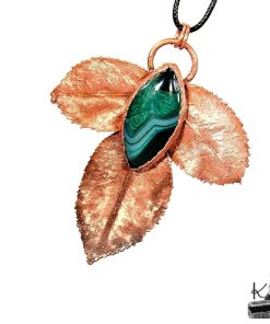 Pendentif sautoir artisanal en cuivre électroforming et agate rubanée avec une véritable feuille de rosier par Le Trésor des Korriganes.