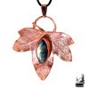 Pendentif artisanal Shayla en véritable feuille de lierre cuivrée et cabochon de labradorite naturelle par Le Trésor des Korriganes.