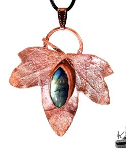 Pendentif artisanal Shayla en véritable feuille de lierre cuivrée et cabochon de labradorite naturelle par Le Trésor des Korriganes.