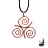 Pendentif Triskèle celtique en cuivre naturel entièrement façonné à la main, création artisanale protectrice Le Trésor des Korriganes.