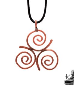 Pendentif Triskèle celtique en cuivre naturel entièrement façonné à la main, création artisanale protectrice Le Trésor des Korriganes.