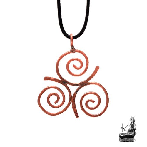 Pendentif Triskèle celtique en cuivre naturel entièrement façonné à la main, création artisanale protectrice Le Trésor des Korriganes.