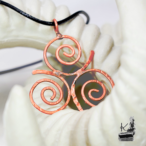 Alternative view of Pendentif Triskèle en cuivre naturel