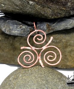 Pendentif Triskèle en cuivre naturel – Image 3