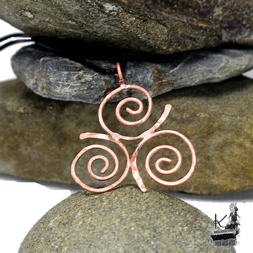Pendentif Triskèle en cuivre naturel – Image 3