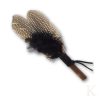 Plume de fumigation Nissa de 21 cm en plumes de pintade, oie teintée et manche en bois de noisetier avec suédine.