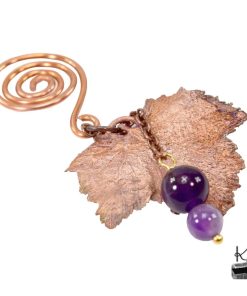 Poids pour sachet de thé artisanal Seren de 8 cm en fil de cuivre avec feuille de groseiller et perles d'améthyste pour un rituel bien-être.