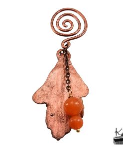 Poids pour sachet de thé artisanal en cuivre, orné d'une feuille de chêne électroformée et de perles de cornaline orange.