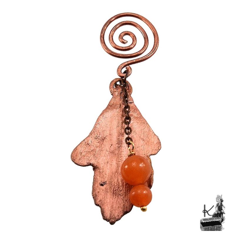 Poids pour sachet de thé artisanal en cuivre, orné d'une feuille de chêne électroformée et de perles de cornaline orange.