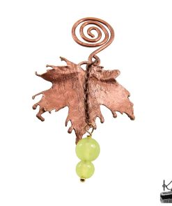 Poids pour sachet de thé artisanal en cuivre, orné d'une feuille d'érable électroformée et de perles de péridot vertes.