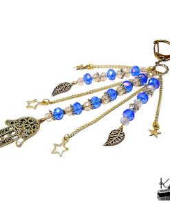 Bijou de sac artisanal Azura en métal argenté, perles en verre facetté et symboles d'étoiles et de Hamsa, créé par Le Trésor des Korriganes.