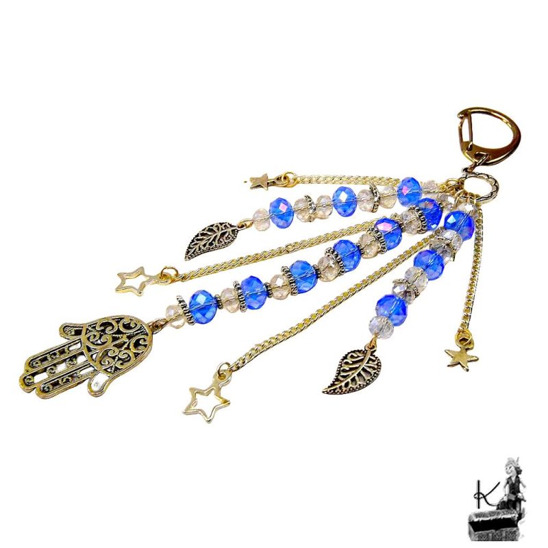 Bijou de sac artisanal Azura en métal argenté, perles en verre facetté et symboles d'étoiles et de Hamsa, créé par Le Trésor des Korriganes.