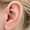 Boucle d'oreille grimpante Tebi artisanale en cuivre naturel martelé