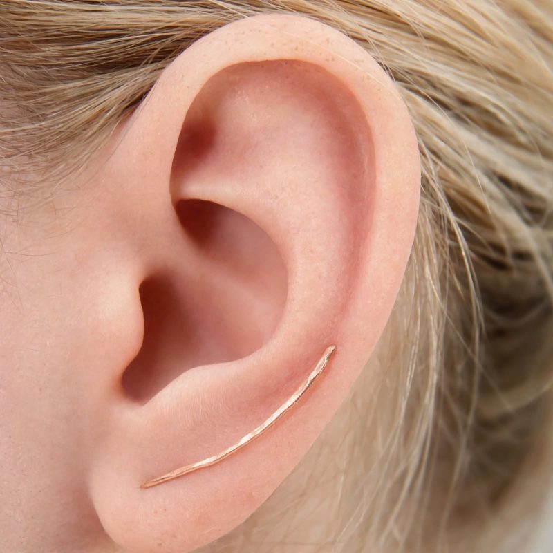 Boucle d'oreille grimpante Tebi artisanale en cuivre naturel martelé