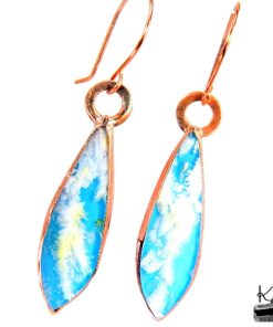 Boucles d'oreilles artisanales Azurine en agate plume sertie de cuivre naturel, créées par Le Trésor des Korriganes.