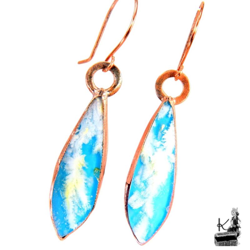 Boucles d'oreilles artisanales Azurine en agate plume sertie de cuivre naturel, créées par Le Trésor des Korriganes.