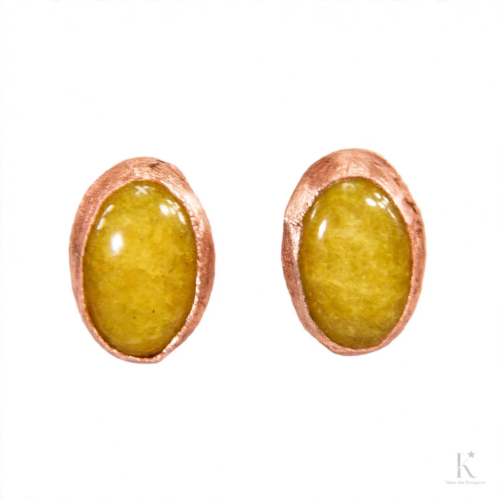 Boucles d'oreilles tiges artisanales Fregan en cuivre naturel et cabochons de jade jaune