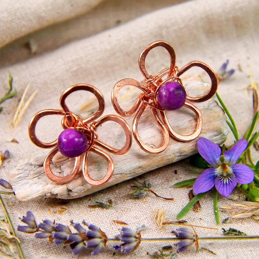 Boucles d'oreilles tiges Rajen en cuivre naturel artisanal et pierres de sugilite violette