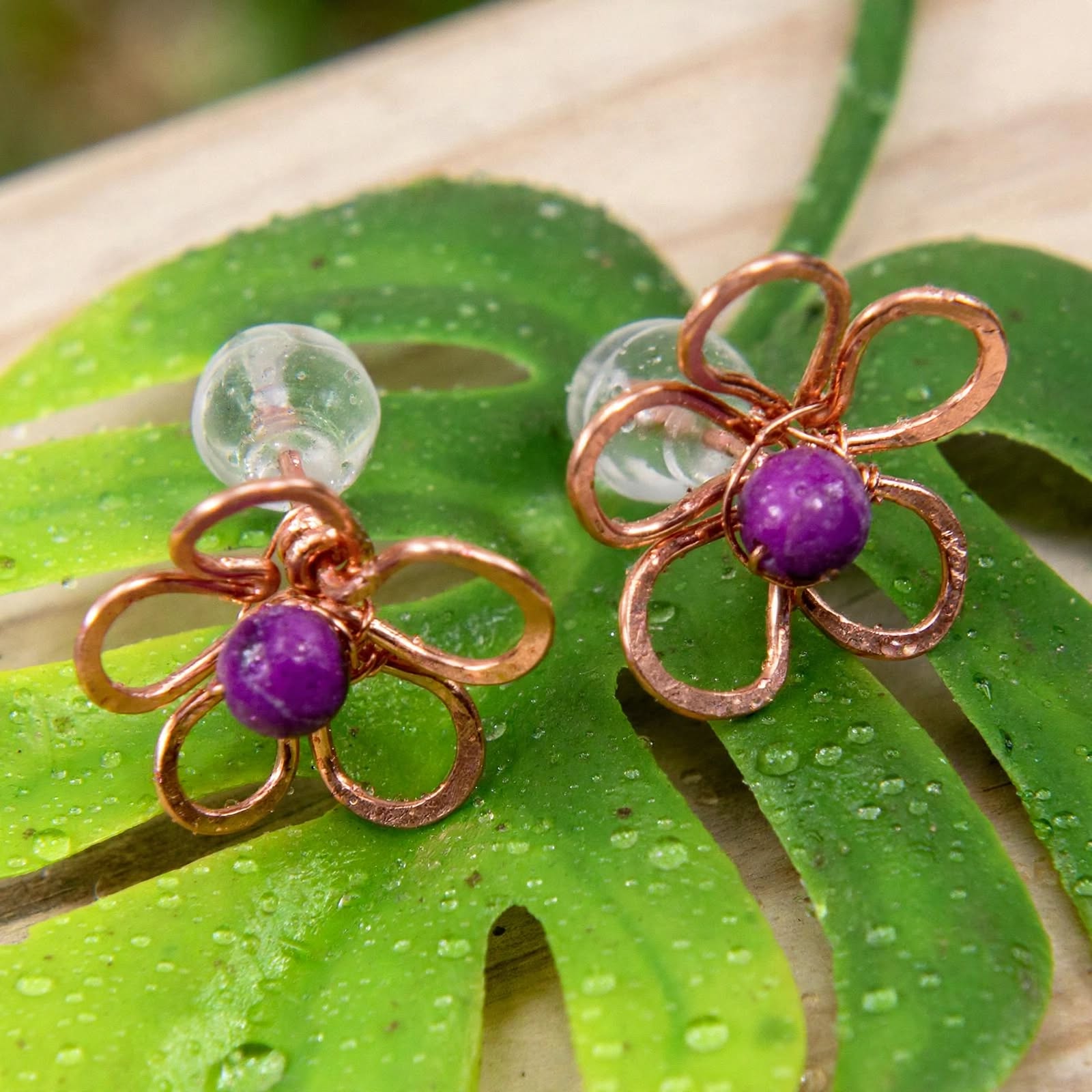 Boucles d’oreille tiges Rajen – cuivre naturel et sugilite – Image 5
