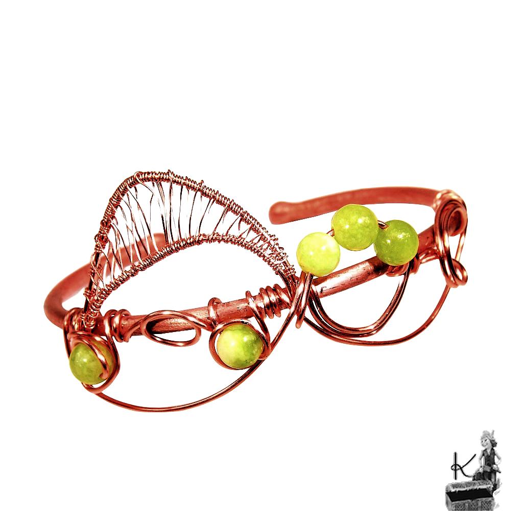 Bracelet jonc Patsy en cuivre naturel tressé en wire wrapping et perles en péridot