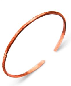 Bracelet jonc artisanal Mael en cuivre naturel texturé, création unique chargée d'histoire par Le Trésor des Korriganes.
