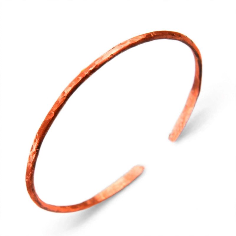 Bracelet jonc artisanal Mael en cuivre naturel texturé, création unique chargée d'histoire par Le Trésor des Korriganes.