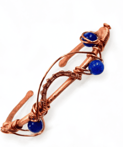 Bracelet jonc artisanal "Mati" en cuivre naturel et perles de cyanite, ouvert et forgé à la main, création unique Le Trésor des Korriganes.